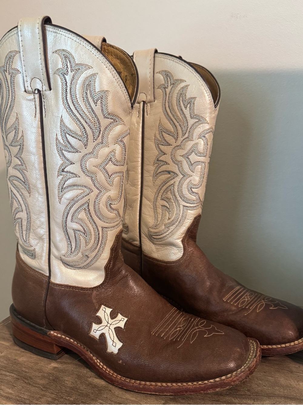 Tony Lama Western Boots 9B - Cross design - Picture 3 of 10